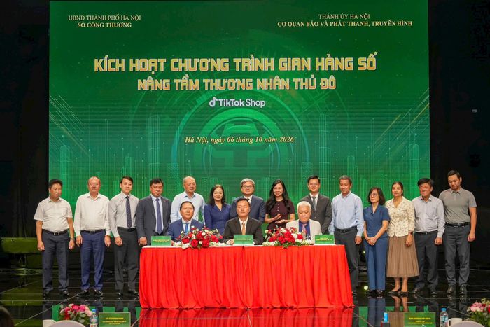 Sở Công Thương Hà Nội, Cơ quan Báo và Phát thanh, Truyền hình Hà Nội và Công ty TNHH Công nghệ TikTok Việt Nam (TikTok Shop) đã ký Biên bản ghi nhớ hợp tác, phối hợp quảng bá, kết nối tiêu thụ sản phẩm OCOP, sản phẩm làng nghề và sản phẩm đặc trưng của Thủ đô trên môi trường số. Ảnh: Duy Khánh