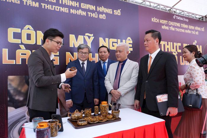 Phó Chủ tịch UBND thành phố Hà Nội Trương Việt Dũng cùng các đại biểu tham quan các gian hàng trưng bày sản phẩm OCOP trong khuôn khổ chương trình. Ảnh: Duy Khánh