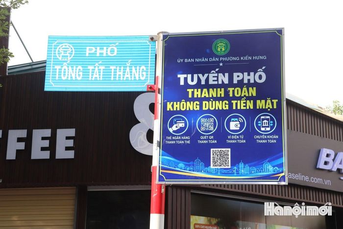Phố Tống Tất Thắng triển khai mô hình thanh toán không dùng tiền mặt. Ảnh: Tuấn Điệp