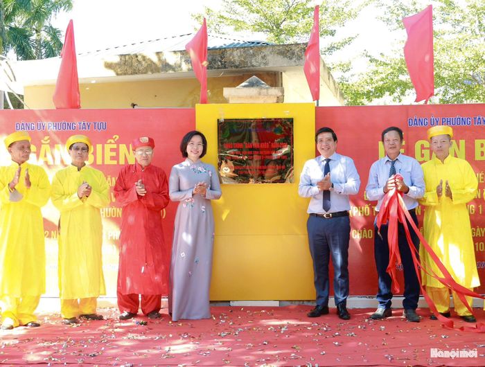 Lãnh đạo Ủy ban MTTQ Việt Nam thành phố Hà Nội và phường Tây Tựu thực hiện nghi lễ gắn biến công trình. Ảnh: Lê Dung