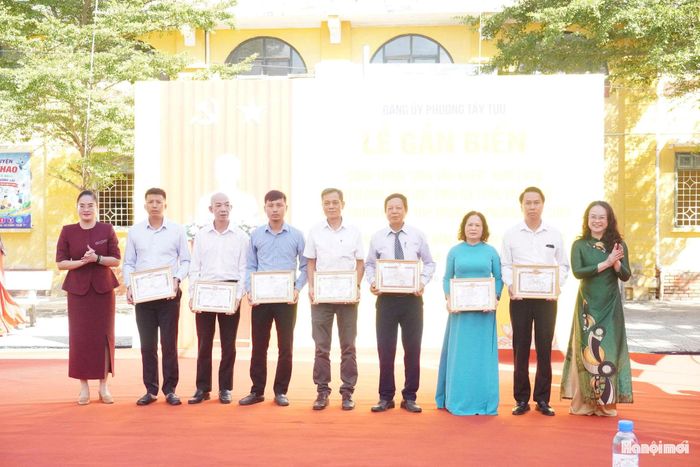 Các đồng chí lãnh đạo trao khen thưởng, biểu dương các tập thể, cá nhân có thành tích trong triển khai công trình. Ảnh: Lê Dung