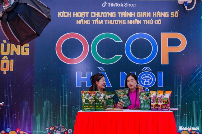 Trong không gian số, người tiêu dùng có thể tiếp cận hàng hóa nhanh hơn nhưng đồng thời cũng phải đối diện với lượng thông tin rất lớn.