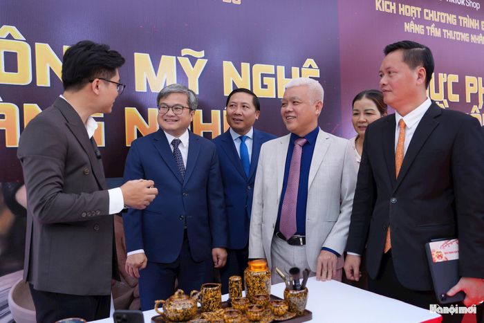 Thành ủy viên, Phó Chủ tịch UBND thành phố Hà Nội Trương Việt Dũng cùng các đại biểu tham quan các gian hàng trưng bày sản phẩm OCOP trong khuôn khổ chương trình.