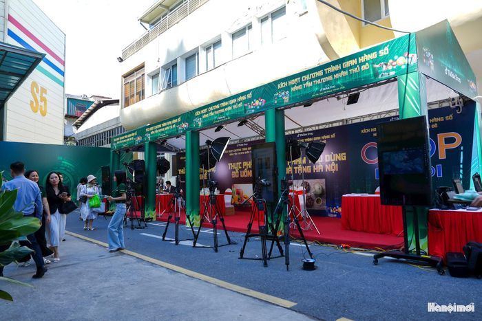 Nhiều gian hàng OCOP bán trực tiếp và livetream trên TikTok tại sự kiện.