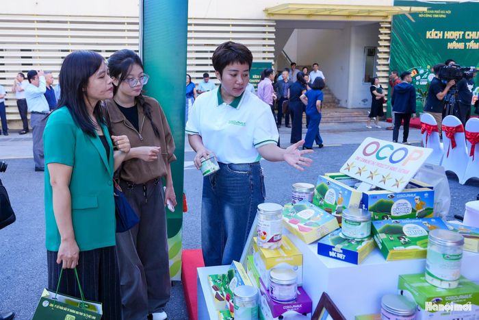 Đông đảo người dân tham quan, trải nghiệm sản phẩm OCOP Hà Nội tại chương trình.