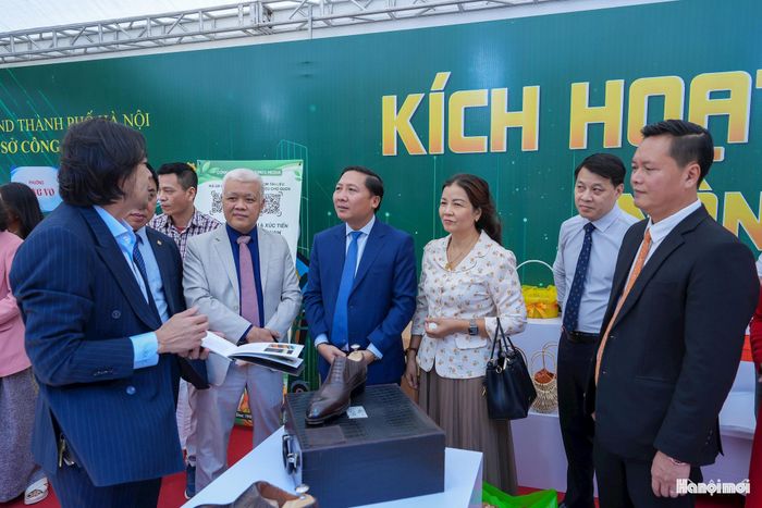 Các đại biểu tham quan các gian hàng trưng bày sản phẩm OCOP.