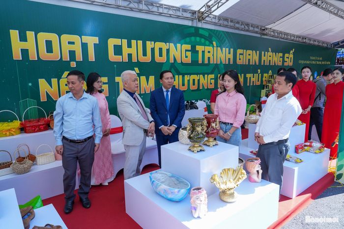 Các đại biểu tham quan gian hàng trưng bày sản phẩm OCOP.