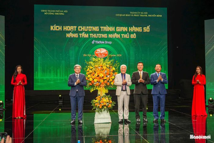 Thành ủy viên, Phó Chủ tịch UBND thành phố Hà Nội Trương Việt Dũng tặng hoa chúc mừng sự kiện.
