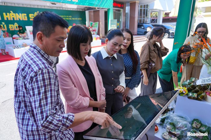 Chuyển đổi số trong thương mại không chỉ là đưa sản phẩm lên một nền tảng bán hàng, mà phải giúp các chủ thể sản xuất, kinh doanh từng bước làm chủ công cụ số, nâng cao khả năng giới thiệu, quảng bá và tiếp cận khách hàng.
