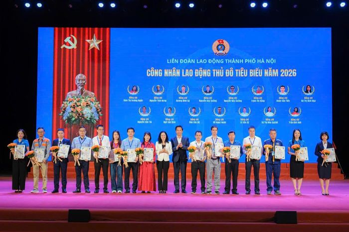 Ban tổ chức tôn vinh công nhân lao động tiêu biểu. Ảnh: Hà Quân