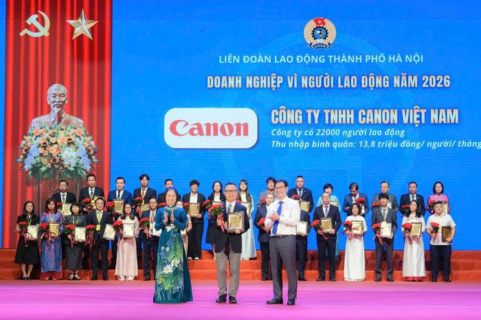 Ban tổ chức tôn vinh doanh nghiệp vì người lao động. Ảnh: Hà Quân