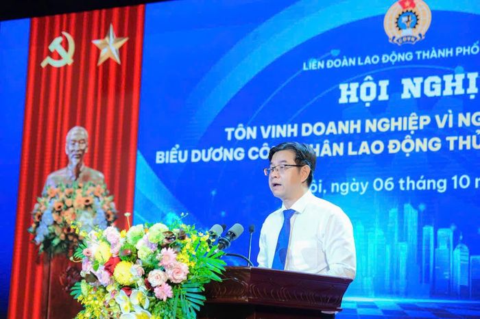 Đồng chí Nguyễn Văn Thắng Chủ tịch Liên đoàn Lao động thành phố Hà Nội phát biểu tại hội nghị. Ảnh: Hà Quân