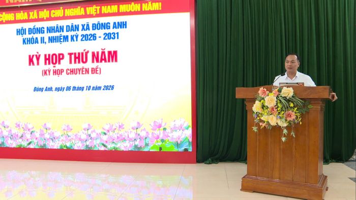 Bí thư Đảng ủy, Chủ tịch HĐND xã Đông Anh Nguyễn Anh Dũng điều hành Kỳ họp thứ Năm HĐND xã. Ảnh: Mai Khôi