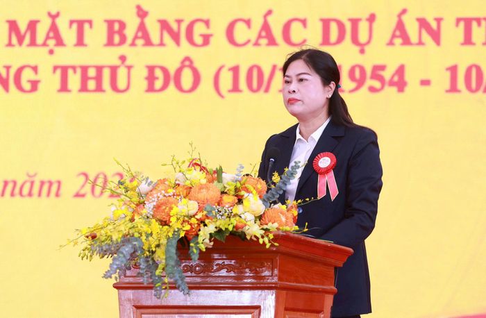 Bí thư Đảng ủy, Chủ tịch HĐND xã Phù Đổng Đặng Thị Huyền phát biểu tại buổi lễ. Ảnh: Văn Tuyến
