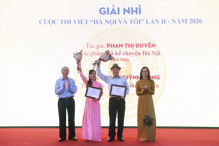 Trao giải Nhì cho các tác giả xuất sắc. Ảnh: Đình Thế