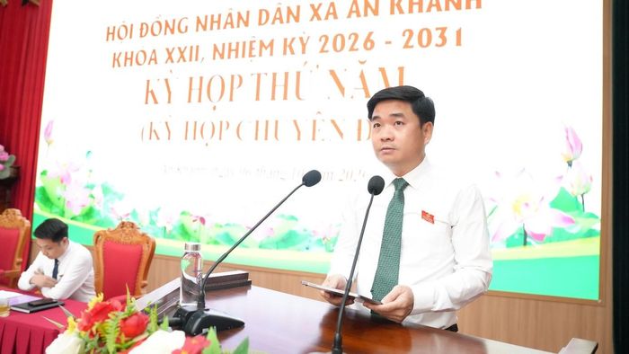 Phó Chủ tịch UBND xã An Khánh Nguyễn Duy Giang thông qua Tờ trình về đề nghị điều chỉnh Kế hoạch đầu tư công năm 2026. Ảnh: Phương Lan