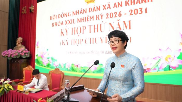 Phó Bí thư Thường trực Đảng uỷ, Chủ tịch HĐND xã An Khánh Trương Thị Dung phát biểu tại kỳ họp. Ảnh: Phương Lan