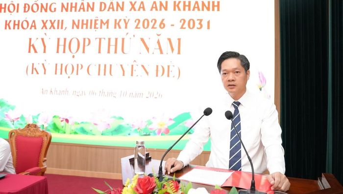 Bí thư Đảng uỷ xã An Khánh Phùng Bá Nhân phát biểu tại phiên họp. Ảnh: Phương Lan