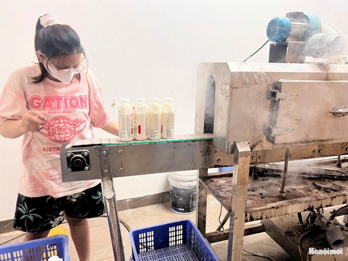 Và thay bằng nhãn "ngoại" qua hệ thống đóng gói thô sơ. Ảnh: ĐT