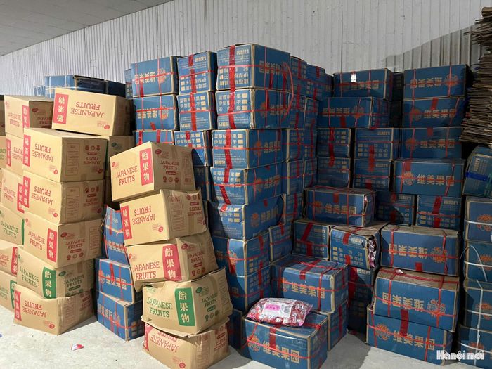 Hàng hóa chất thành đống trong kho. Ảnh: ĐT