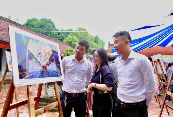 Qua 21 năm tổ chức, triển lãm ảnh "Hà Nội trong tôi" thu hút nhiều tác giả tham gia và người đến xem triển lãm. Ảnh: Duy Khánh