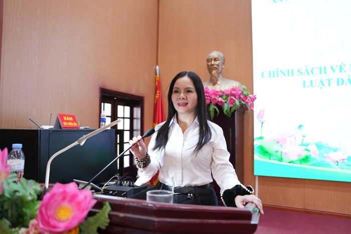 Thạc sĩ Nguyễn Mai Anh, Phó Chủ tịch kiêm Tổng Thư ký Hội Bảo trợ tư pháp cho người nghèo thành phố Hà Nội phát biểu tại hội nghị. Ảnh: Công Phương