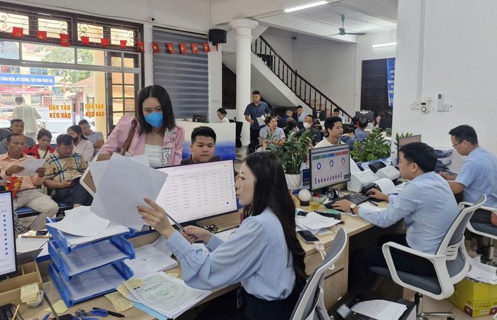 Tập thể cán bộ Chi nhánh số 7, Trung tâm Phục vụ hành chính công thành phố Hà Nội luôn nêu cao tinh thần trách nhiệm phục vụ người dân, doanh nghiệp. Ảnh: PV