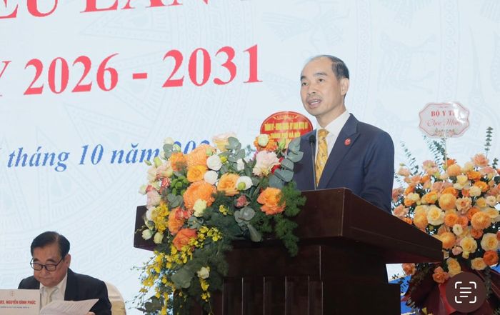 Phó Giám đốc Sở Y tế Hà Nội Nguyễn Đình Hưng thông tin về hiệu quả hoạt động của Hội Y học Hà Nội. Ảnh: Hoa An
