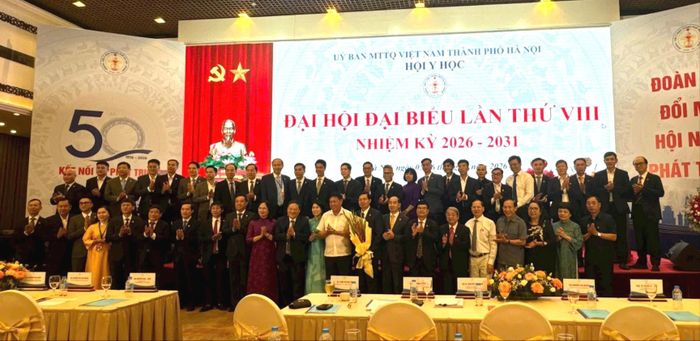 Khen thưởng các cá nhân, tập thể, chúc mừng Bạn Chấp hành khóa VIII. Ảnh: Hoa An
