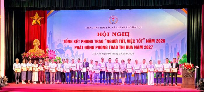 Các tập thể, cá nhân nhận khen thưởng. Ảnh: Trung Nguyên
