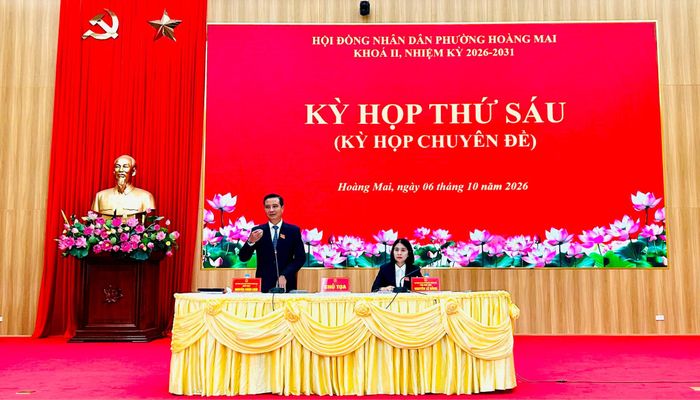Bí thư Đảng ủy, Chủ tịch HĐND phường Hoàng Mai Nguyễn Xuân Linh chủ tọa Kỳ họp thứ Sáu HĐND phường khóa II, nhiệm kỳ 2026 - 2031. Ảnh: Trần Oanh