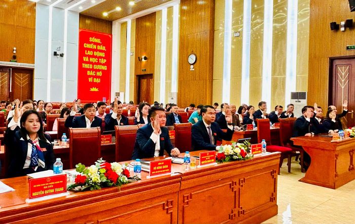 Đại biểu HĐND phường Hoàng Mai biểu quyết thông qua 3 nghị quyết tại kỳ họp. Ảnh: Trần Oanh.