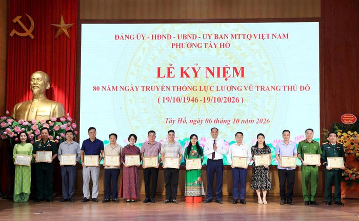 Khen thưởng và trao thưởng cho 15 tập thể, 32 cá nhân có thành tích xuất sắc trong dịp kỷ niệm 80 năm Ngày truyền thống LLVT Thủ đô Hà Nội. Ảnh: H.H