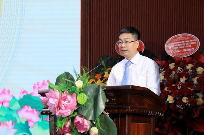 Phó Chủ tịch UBND phường Tây Hồ Nguyễn Việt Cường trình bày diễn văn kỷ niệm. Ảnh: H.H