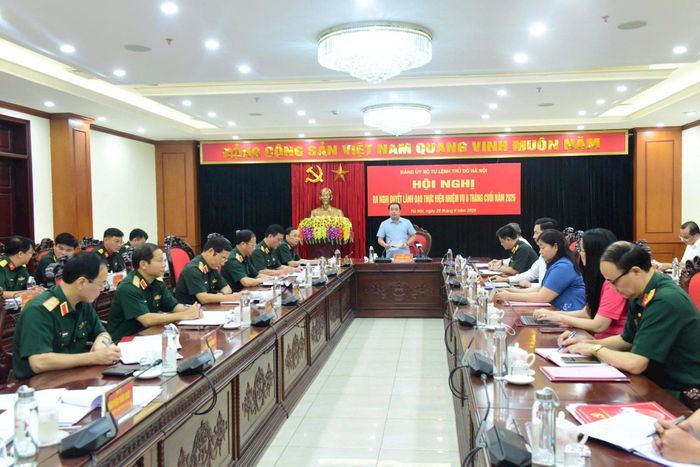 Đồng chí Trần Đức Thắng, Ủy viên Bộ Chính trị, Bí thư Thành ủy, Bí thư Đảng ủy Bộ Tư lệnh Thủ đô Hà Nội chủ trì Hội nghị Đảng ủy ra Nghị quyết lãnh đạo nhiệm vụ 6 tháng cuối năm 2026. Ảnh: PV