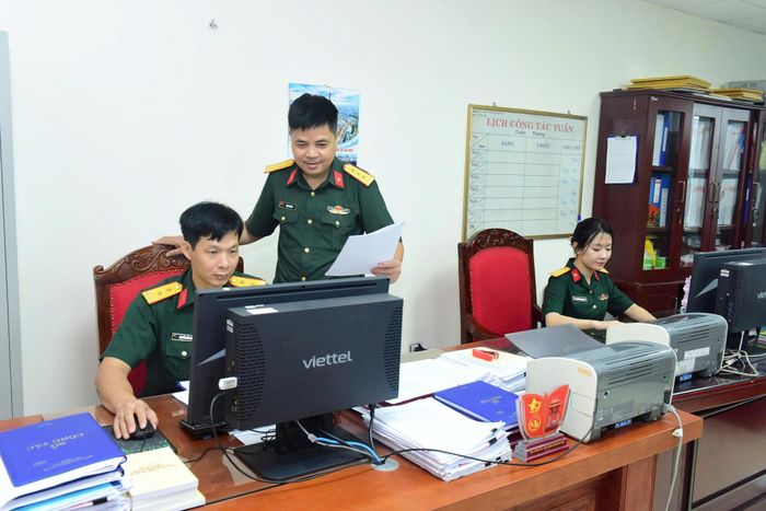 "Chủ động, tỉ mỉ, trách nhiệm"- Cán bộ, nhân viên Phòng Tổ chức tập trung cao độ xử lý công việc chuyên môn, góp phần nâng cao chất lượng công tác tham mưu. Ảnh: PV