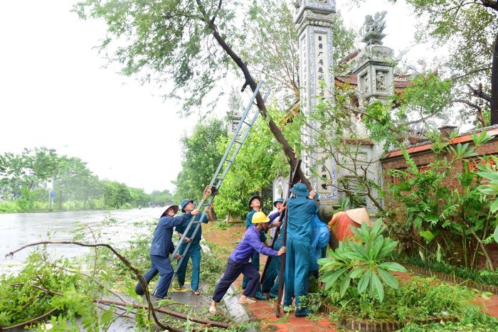 Bộ đội, dân quân tự vệ Thủ đô tham gia phòng, chống lụt bão, góp phần lan tỏa hiệu quả công tác Đảng, công tác chính trị trong thực hiện nhiệm vụ. Ảnh: Hữu Thu