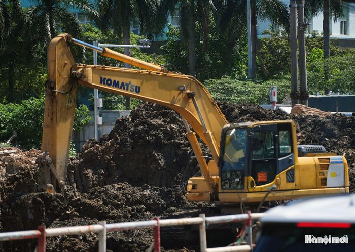 Máy móc nhà thầu tiến hành san lấp mặt bằng triển khai đường gom.