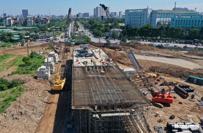 Theo thiết kế, nút giao gồm cầu vượt trực thông kết hợp đảo xuyến, cùng hệ thống vỉa hè, cây xanh và các hạng mục hạ tầng kỹ thuật đồng bộ.
