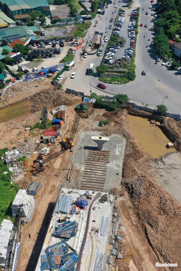Từ khu vực đường dẫn vốn nằm dang dở nhiều năm, những kết cấu mới đang được nhà thầu tích cực triển khai.