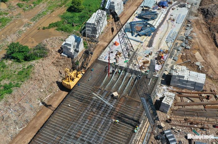 Theo đại diện Công ty cổ phần Đạt Phương (nhà thầu đảm nhận thi công hạng mục cầu vượt nút giao Phạm Tu - Đường 70), hạng mục cầu vượt đang được nhà thầu triển khai theo đúng tiến độ đề ra.