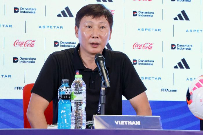 HLV Kim Sang-sik đối diện nhiều bài toán về việc nâng tầm đội tuyển Việt Nam trong thời gian tới. Ảnh: VFF.