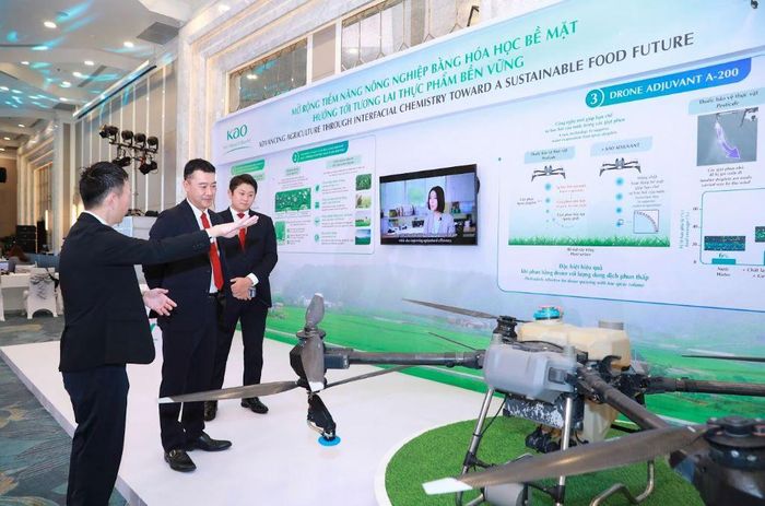 Kao Việt Nam hỗ trợ công nghệ phun thuốc bảo vệ thực vật, giảm sử dụng hóa chất và chi phí đầu vào. Ảnh: Hiền Nhi