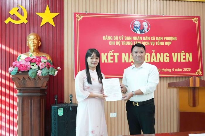 Chi bộ Trung tâm Dịch vụ tổng hợp xã Đan Phượng tổ chức Lễ kết nạp Đảng cho quần chúng Phạm Thị Nhung. Ảnh: Ngân Nguyễn
