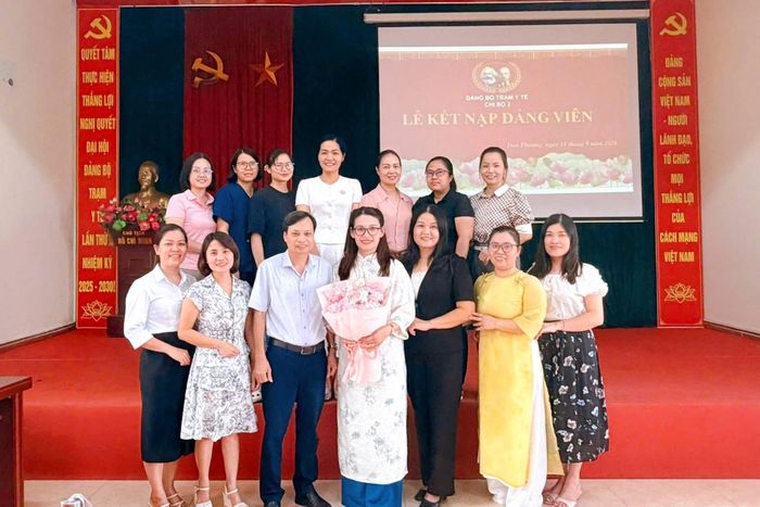 Lễ kết nạp Đảng cho quần chúng Hoàng Thị Phương Thảo, Khoa Khám bệnh, Trạm Y tế xã Đan Phượng. Ảnh: ĐP