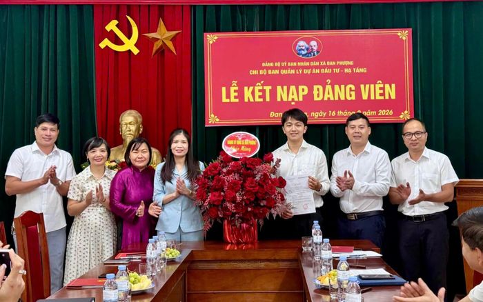 Chi bộ Ban Quản lý dự án đầu tư - hạ tầng xã Đan Phượng tổ chức kết nạp cho quần chúng Nguyễn Viết Quang. Ảnh: ĐP