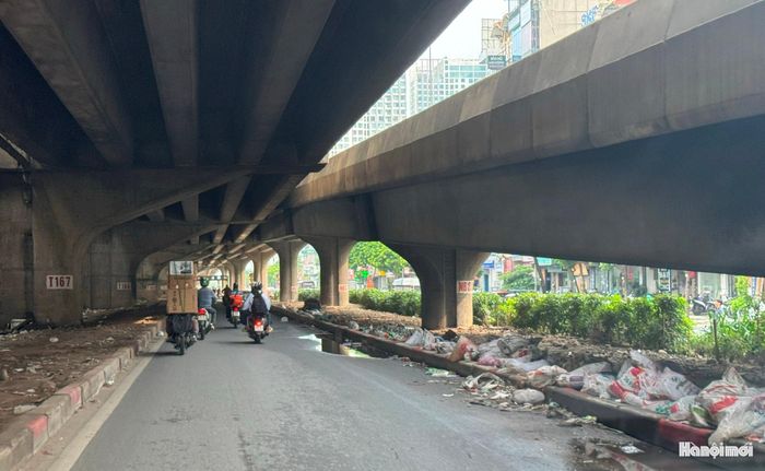 Khu vực gầm cầu đường dẫn lên Vành đai 3, một "điểm nóng" về tình trạng tập kết rác, phế thải sai quy định gây ô nhiễm môi trường. Ảnh: Vân Nhi