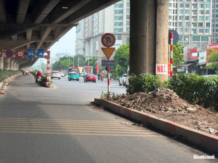 Phế thải xây dựng lưu cữu dưới gầm cầu đường Vành đai 3. Ảnh: Vân Nhi