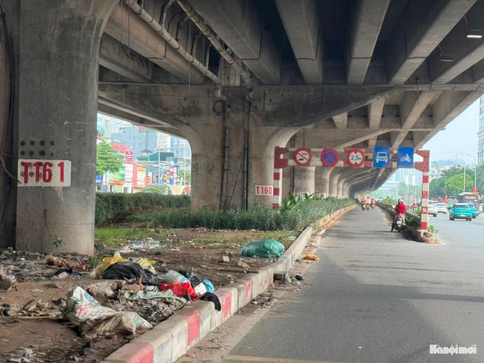 Rác thải tràn lan khu vực gầm cầu đường Vành đai 3. Ảnh: Vân Nhi