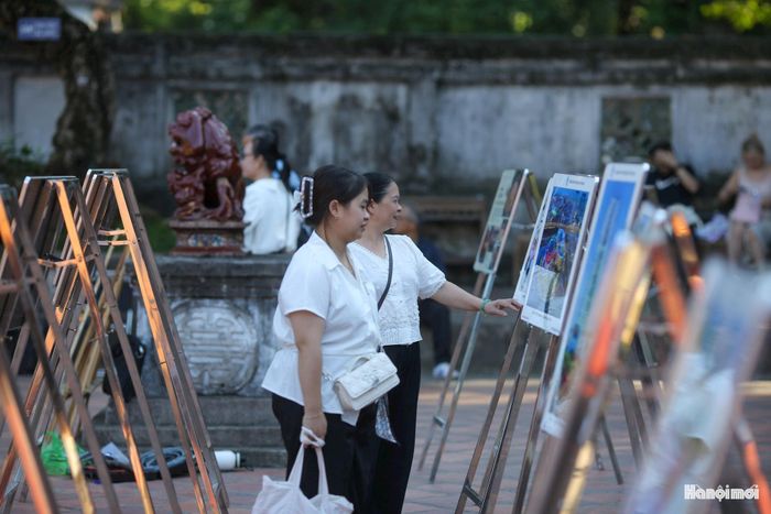 Khu vực triển lãm dành riêng một không gian lớn để trưng bày các bộ ảnh phản ánh đà phát triển kinh tế - xã hội của Thủ đô. Các bức ảnh ghi lại hình ảnh những cây cầu hiện đại, hạ tầng giao thông đồng bộ cùng các khu đô thị thông minh, minh chứng cho một Hà Nội năng động, sáng tạo và không ngừng vươn mình phát triển.